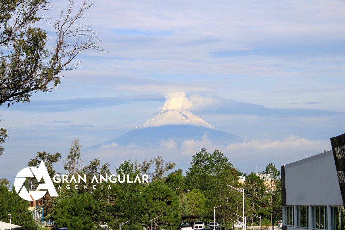 📷🗻😊 #EnFotos •• Una gran fumarola se observa en el #VolcánPopocatépetl en esta mañana de viernes
Via <a href="/MarcosD3674426/">Marcos Díaz</a>
