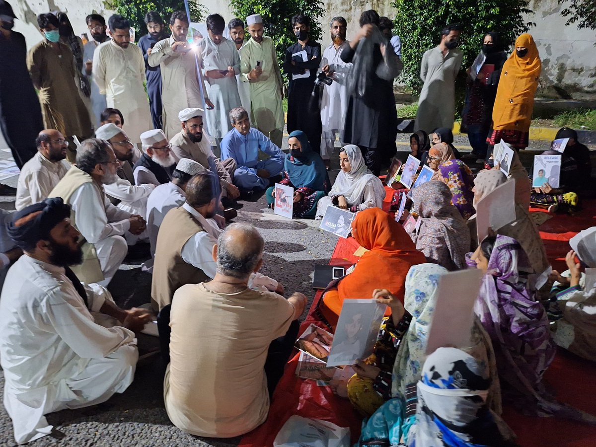 بلوچستان سے آئی لاپتہ افراد کی لواحقین خواتین کا احتجاج کئی روز سے اسلام آباد میں جاری ہے۔ دھرنے میں شرکت اور خواتین سے ملاقات کی۔
ہماری درخواست پر وفاقی حکومت ان سے بھی مذاکرات کرے گی اور مشترکہ لائحہ عمل طے کیا جائے گا۔