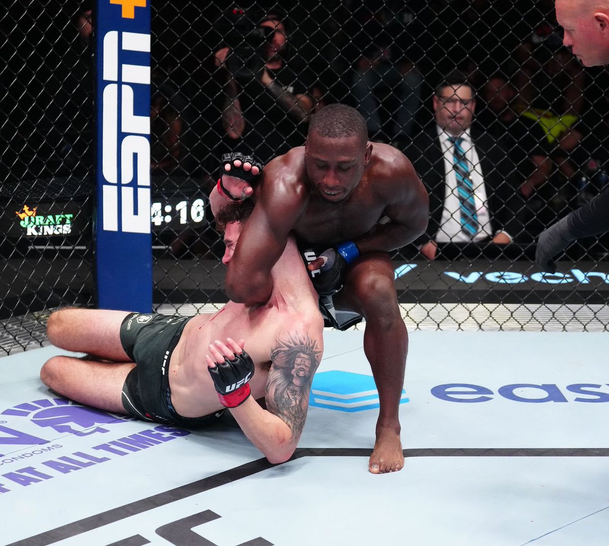 RedWolfMMA's tweet image. Who remembers when Tresean Gore literally nearly ripped Josh Fremd's head off a few years back 😮 the Gilly of all Gilly's 💪 #UFCVegas108