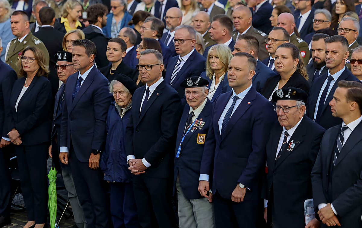 EdoMarcin's tweet photo. Premier polskiego rządu Donald Tusk nie pojawił się na żadnych uroczystościach, nie złożył kwiatów, nie napisał nawet tweeta, nie upamiętnił wielkiego zrywu niepodległościowego sprzed 81 lat.
Jak określić taki stosunek do spraw dla Polski najważniejszych? Czego spodziewać się po człowieku, którego jedną z pierwszych inicjatyw po przejęciu władzy było zrzeczenie się reparacji wojennych od Niemiec?