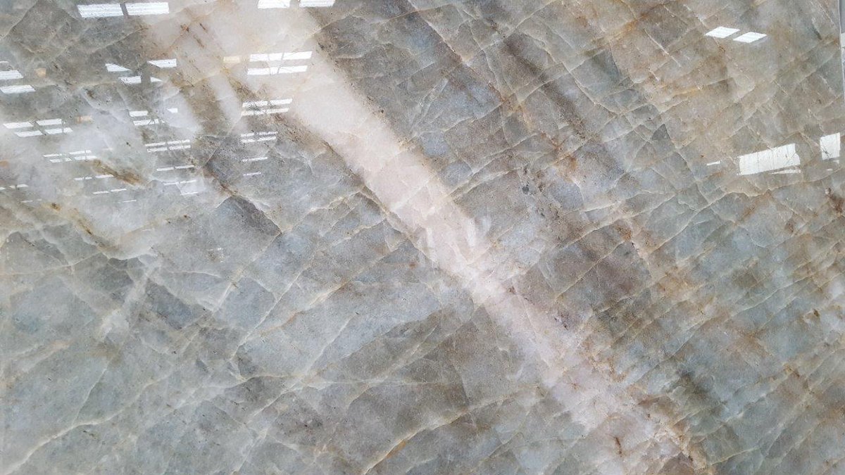 amsumash's tweet image. Calm tones, bold presence – meet Barcelona Quartzite 💚

See it in person (and fall in love!) in our showroom 📸✨
.
#naturalstone #quartzite #backlitstone #Minneapolis #translucent #kitchencountertop #kitcheninspo #luxuriouskitchen #homegoals