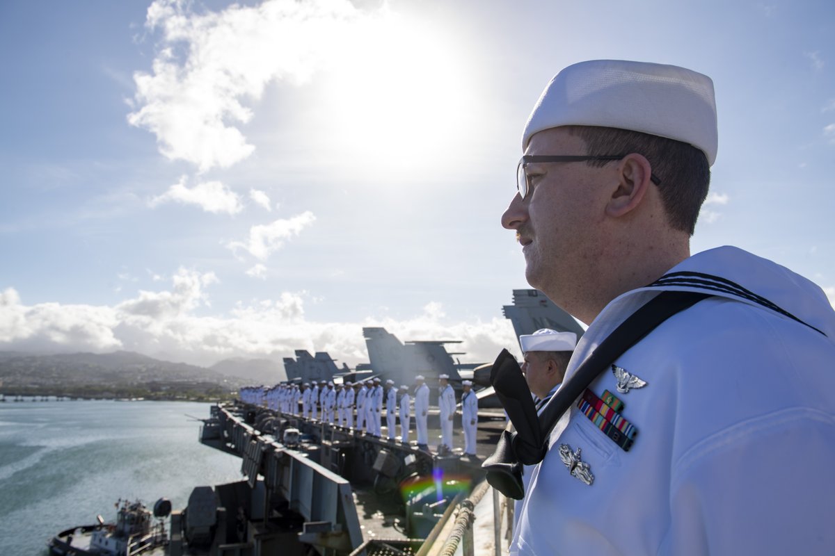 We have the watch. 🇺🇸⚓

Sailors man the rails as the Nimitz-class aircraft carrier USS Carl Vinson (CVN 70) arrives in Pearl Harbor, Hawaii, for a scheduled port visit.

#USNavy #Navy250