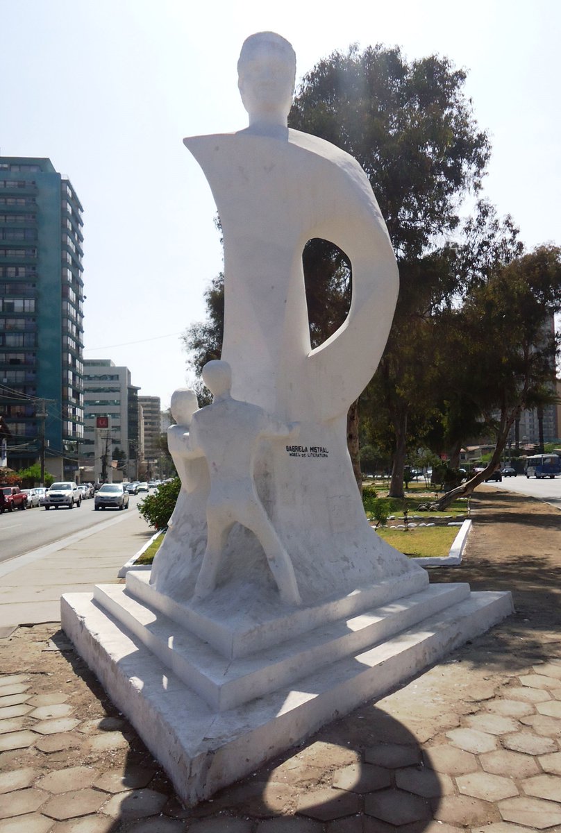 Por otro lado, el sueño de la abstracción a veces produce monstruos.

Monumento a Gabriela en Antofagasta: