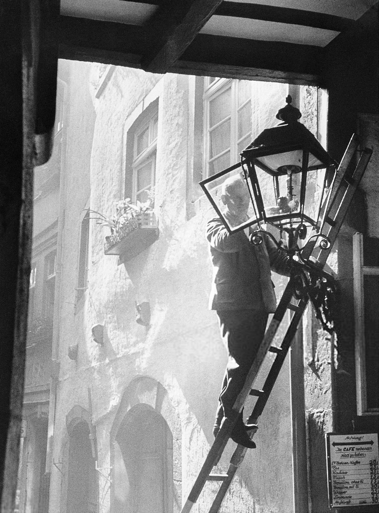 Man on Ladder Reparing Street Lamp 1940

#PaulWolff📷

🌙