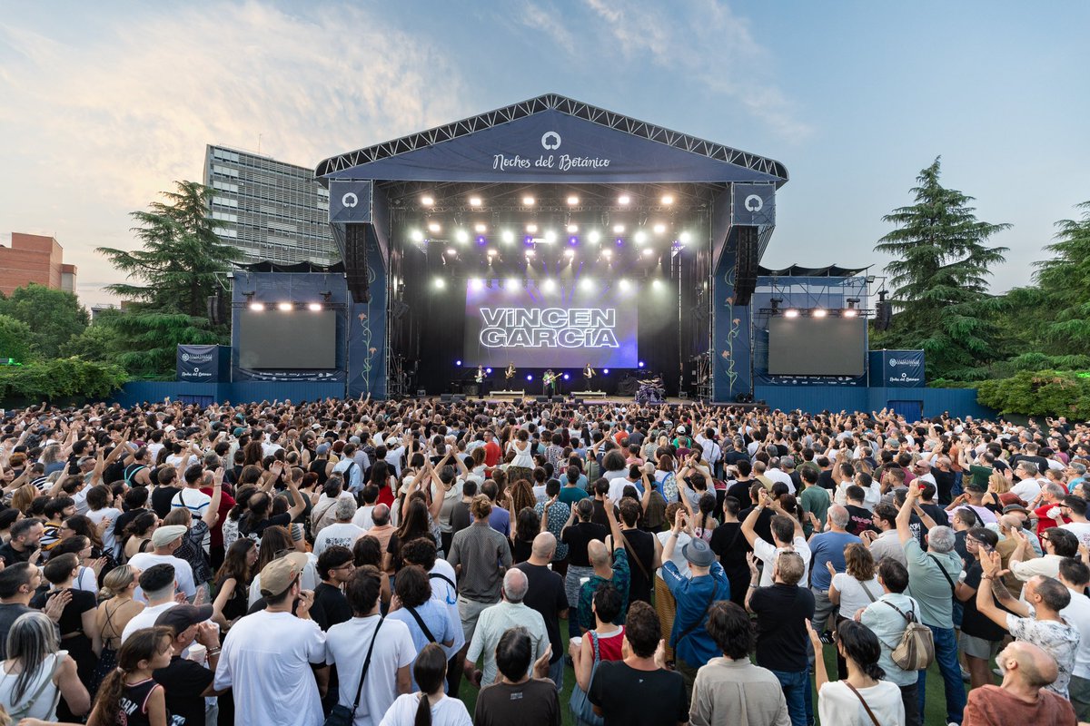 La leyenda viva <a href="/herbiehancock/">Herbie Hancock</a> y el bajista más virtuoso Vincen García para cerrar otra edición mágica ✨💙

📸: Fer González