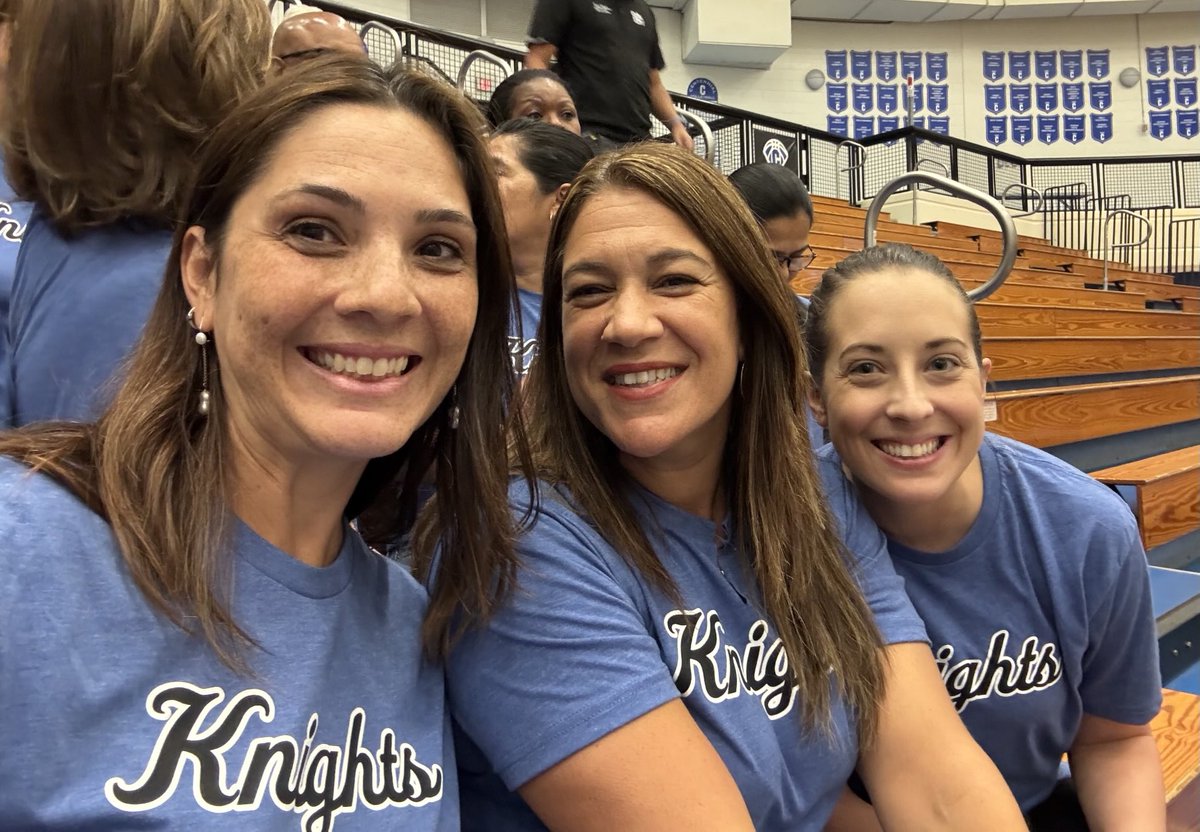 CHSWLanguage's tweet image. Getting ready for the Staff picture 2025! Super excited for another successful year