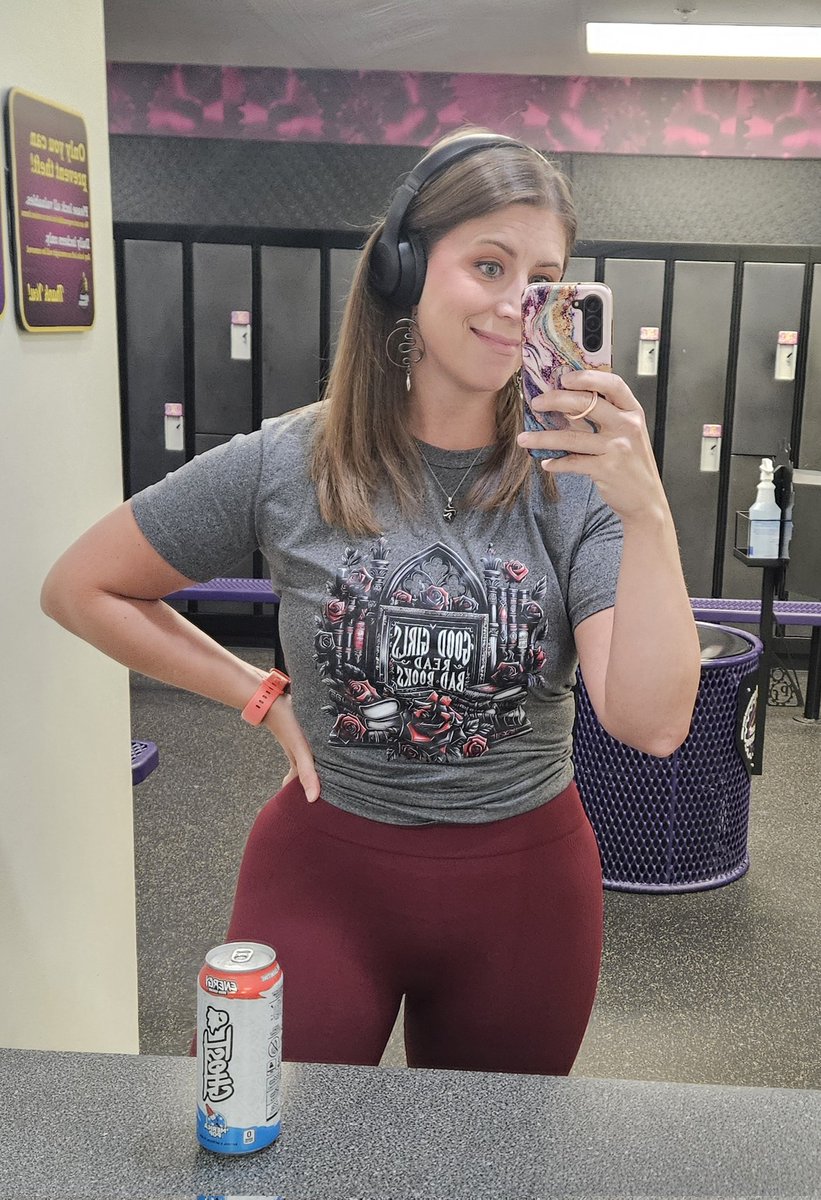 Samanthanolimit's tweet image. Friday!!! I have book club tonight and then I get to see the boyfriend. It's been a month.  But first,  let's hit back