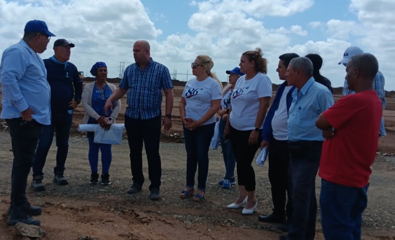 🇨🇺☀️ En el emplazamiento donde se construye el Parque Solar Fotovoltaico en la Subestación 220, conocimos del esfuerzo y la entrega de múltiples brigadas de trabajadores que ahí laboran para entregar la importante obra en el menor tiempo posible.

#CubaEstáFirme