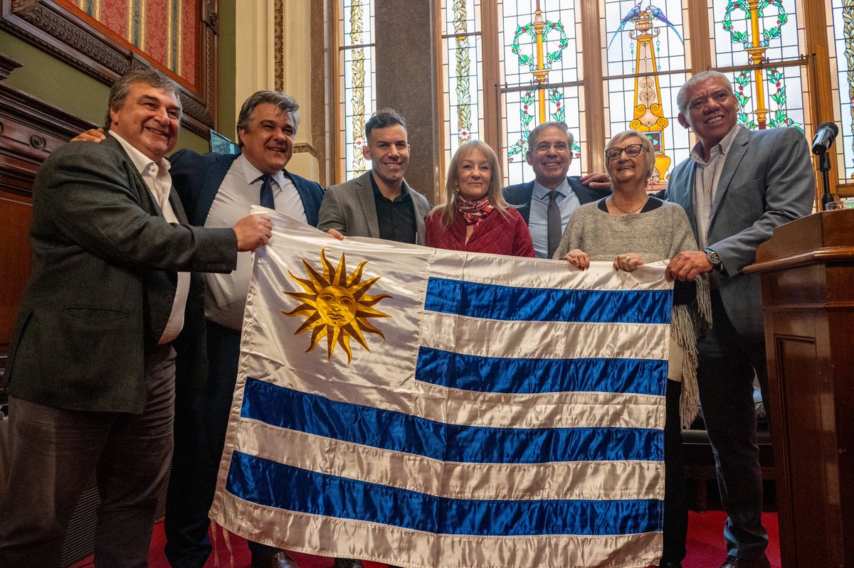 ✅ La #FotodelaSemana 👉 Entrega del Pabellón Nacional al deportista de artes marciales mixtas <a href="/gastonreyno/">Gaston “Tonga” Reyno</a> - Antesala de la Cámara de Senadores (31/7/2025). 

📷Dpto. de Fotografía del Parlamento del Uruguay - goo.su/KtZZ