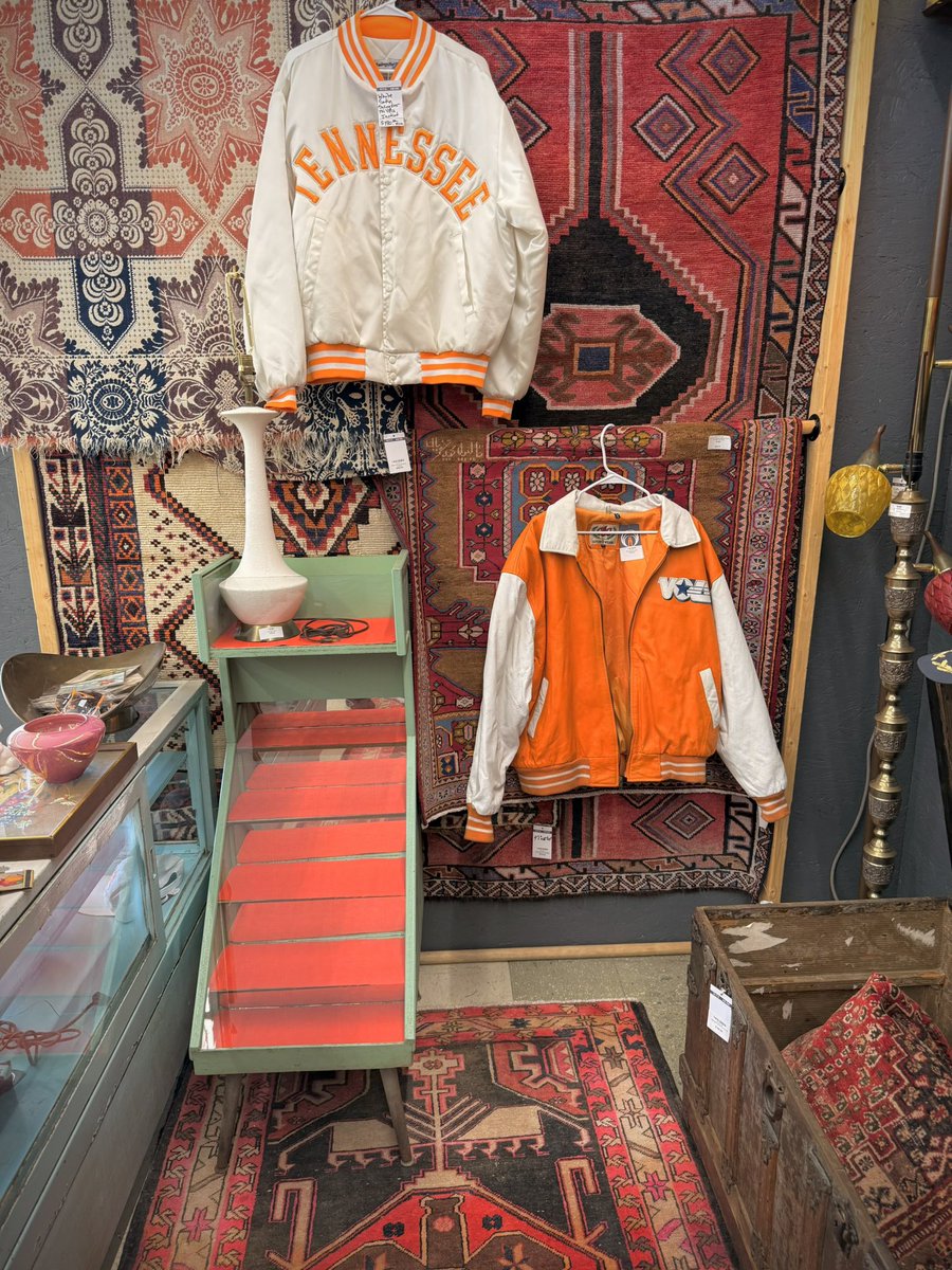 A mix of oriental vibes and Tennessee orange is kind of unexpected, but it works.