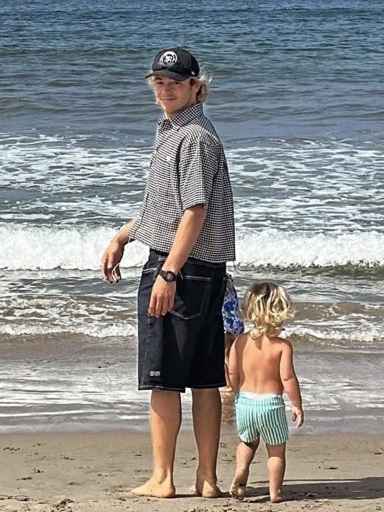 📸 Ross at the beach with the kids today.
