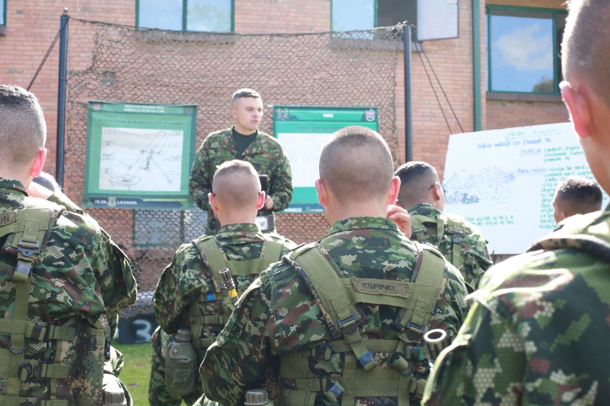 ESMIC_EJC's tweet photo. #SabiasQue|| ¿Servir a la patria empieza en el aula?. 

En la #ESMIC, la formación académica es parte esencial del camino para formar oficiales íntegros, capaces y comprometidos a liderar y proteger a Colombia.

#EducaciónMilitar https://t.co/r86HxBGrhd