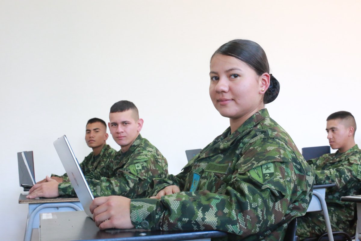 ESMIC_EJC's tweet photo. #SabiasQue|| ¿Servir a la patria empieza en el aula?. 

En la #ESMIC, la formación académica es parte esencial del camino para formar oficiales íntegros, capaces y comprometidos a liderar y proteger a Colombia.

#EducaciónMilitar https://t.co/r86HxBGrhd