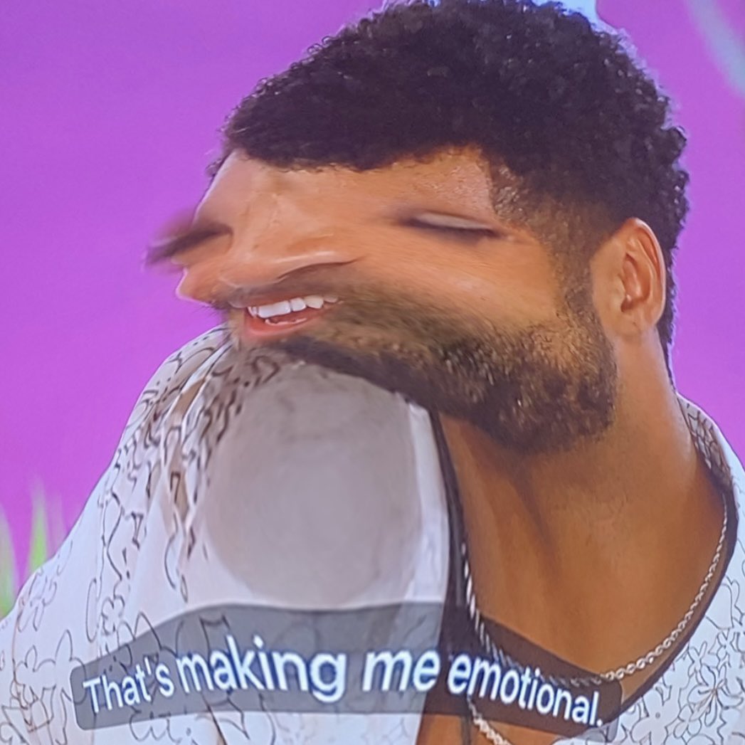 Jamie balancing out the raw broccoli with a cute present #loveisland #loveislanduk