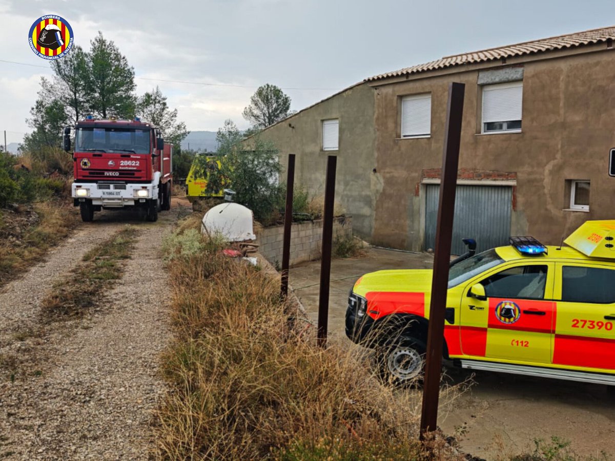 ⛈️Amb les tempestes esta vesprada han hagut diversos incendis per llamp. 
📸Imatges dels treballs a un d’ells, a de Teresa de Cofrentes.