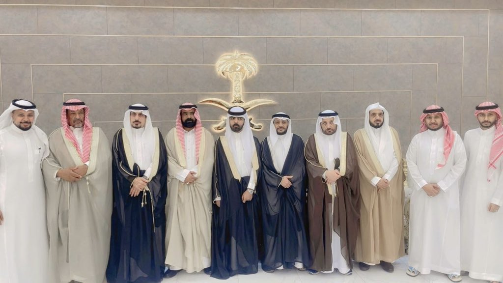 احتفل الأستاذ إبراهيم بن منصور بن أحمد الحذيفي مساء اليوم (الجمعة) 
بزفاف إبنته على الأستاذ شاهر بن ماجد البقمي ، وذلك في قاعة مذهلة بالحوية بمدينة الطائف ، وسط حضور من الأهل والأقارب والأصدقاء
بارك الله لهما وبارك عليهما وجمع بينهما في خير …