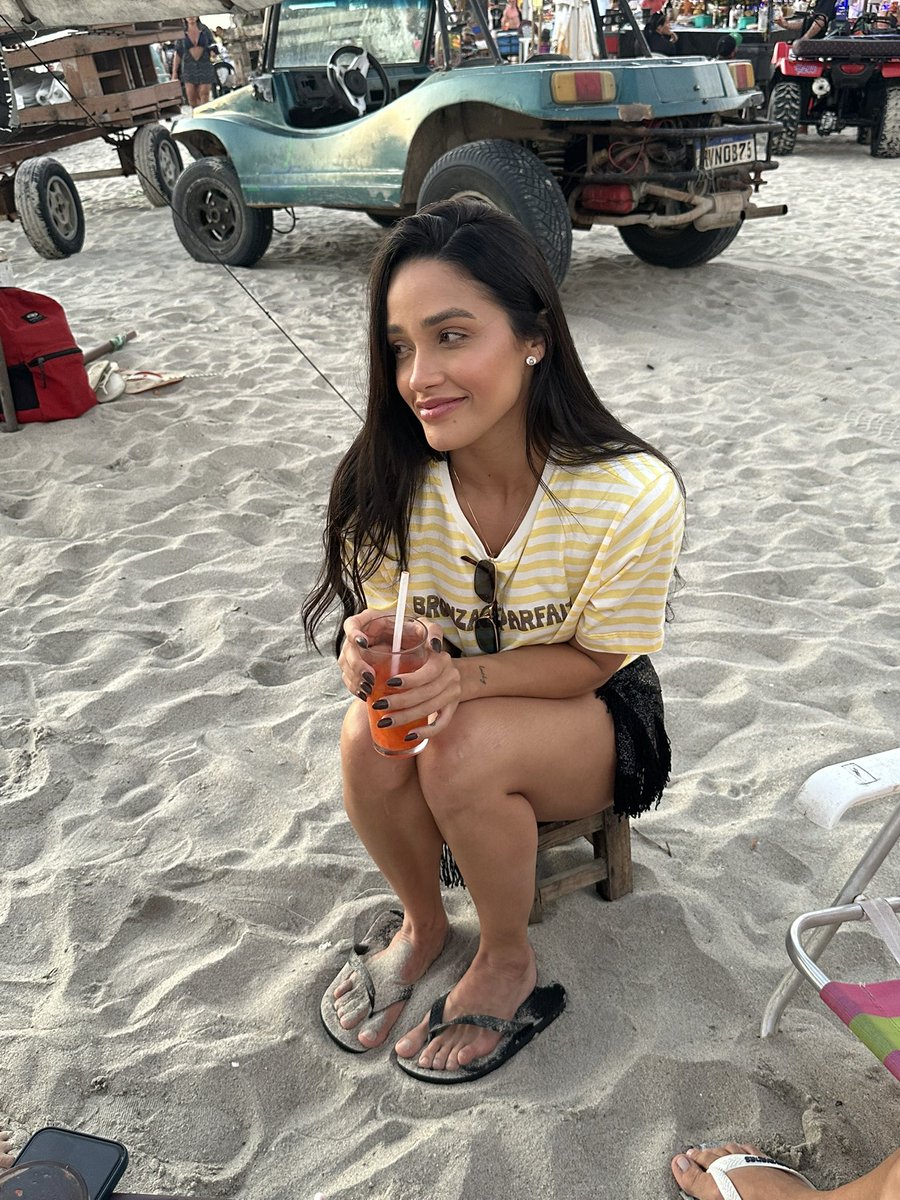 Evuxa no seu baquinho com sua caipivodka não quer guerra com ninguém. 🍓