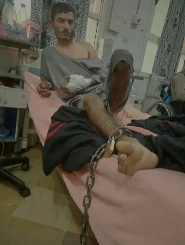 faizalhamati's tweet photo. هذه الصورة ليست من زمن الإمام أحمد، بل التُقطت في المستشفى الجمهوري بصعدة، وتعود للمعتقل يحيى مشني المراني، في عهد سلالة الإمامة بنسختها الحوثية المعاصرة.

ورغم جراحه وجسده المنهك، إلا أن قيود الكهنوت ما زالت تطوّق قدميه بإحكام، في مشهد يُجسّد وحشية المعاملة التي يتعرض لها المعتقلون في  #صعدة حيث لا قانون ولا إنسانية، بل إمامة تُعيد إنتاج القهر والجوع باسم الدين والولاية.

#صدق_الكلمه