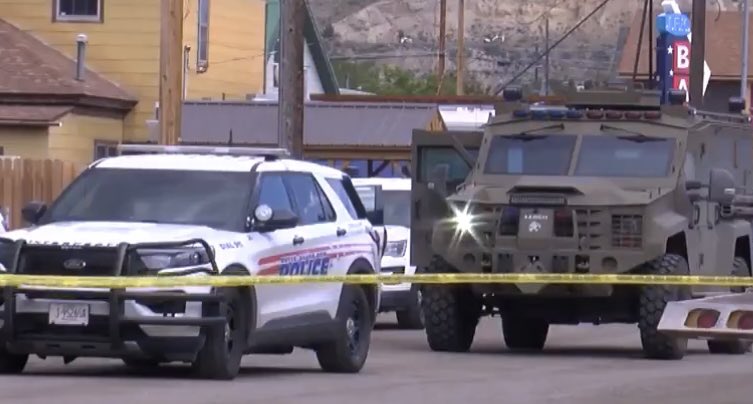 🚨BOLO: Manhunt 
ANACONDA MONTANA/ 4 fatalities 
Suspect believed to be on West Side of town. Mickey Brown 5’7 170 lbs
Green eyes, brown hair