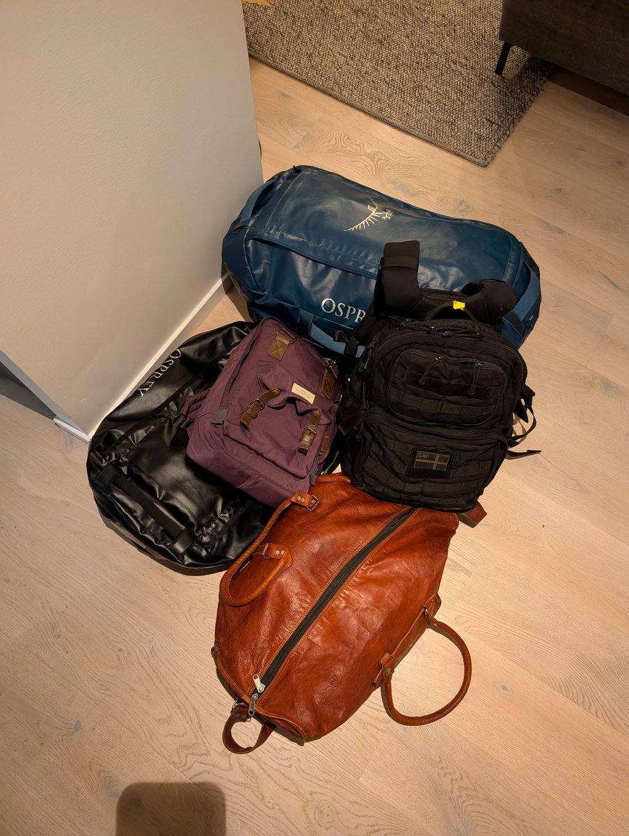 Imorrn ska jag åka bort med barnen. När jag är packningschef ser det ut så här dvs alla kollin är STÄNGDA och går med lätthet att packa in i bilen utan att något kan falla ur. Så ser det definitivt inte ut när en viss annan vuxen i hushållet packar. Är det här en "de två könen"?