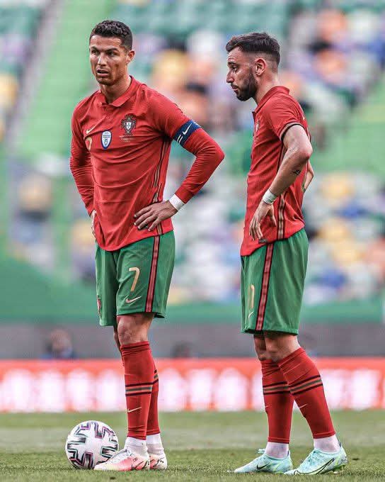عااجل 🚨|
الاسطورة كريستيانو يعمل على إقناع برونو فيرنانديز بالانتقال بالانضمام النصر 💛
المدرب خيسوس أيضاً يريد برونو وسيعمل على إقناعه 🇵🇹