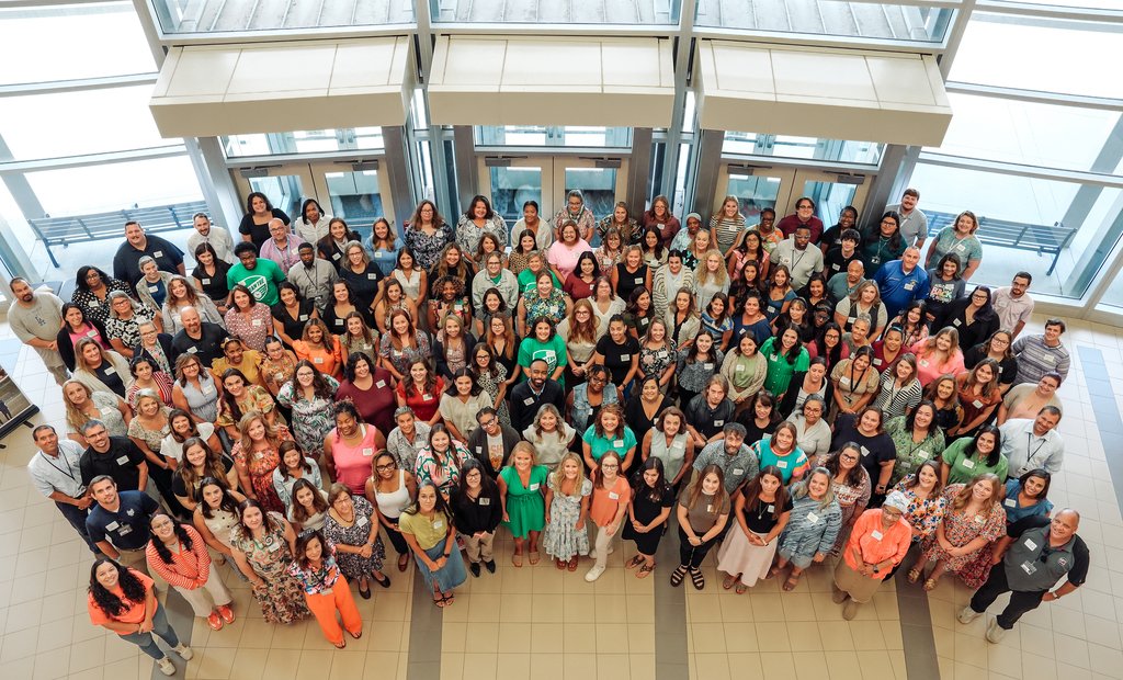 SpartanburgD5's tweet image. What a great looking group! 📸  We couldn&apos;t be more excited to welcome more than 180 new employees to our #D5Family! 💙Welcome to the best district around! 🎉👋 #WeAreD5