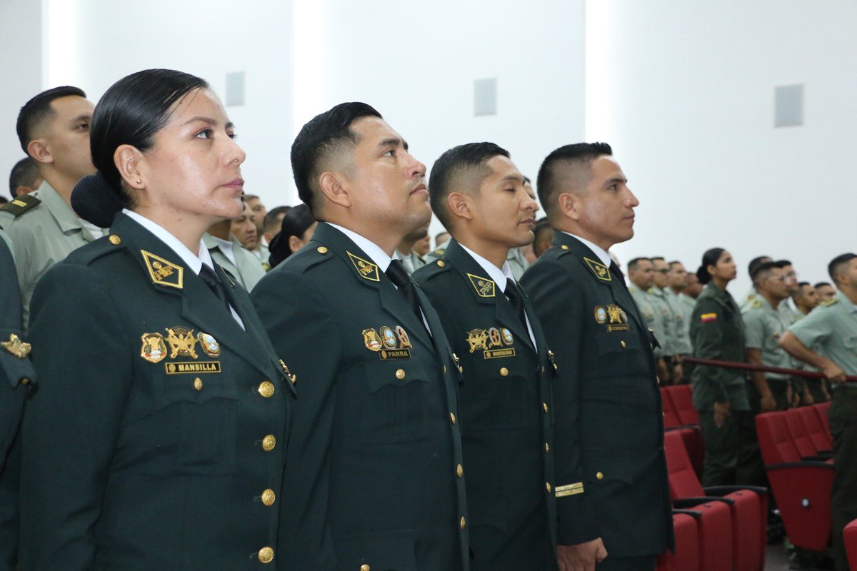 EducacionPonal's tweet image. 🚁🎓 ¡Orgullo en las alturas!

La Dirección de Educación, a través de la Escuela de Aviación Policial, celebra la graduación de seis oficiales de la @PoliciaPeru 🇵🇪, quienes culminaron con éxito el Curso Internacional de Piloto Policial.🇨🇴🤝🌎

#EducaciónPolicial #Pilotos #DIEPO