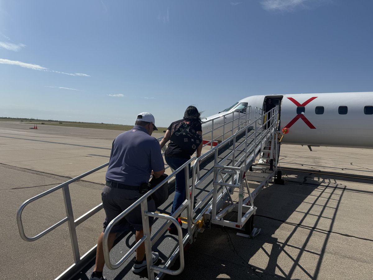 New Service ✈️

This morning, #TeamHOB successfully started service for JetSuiteX! 

This is our first contract with JSX, and we’re excited to see what the future holds! 

#WeAreUGE | #Aviation