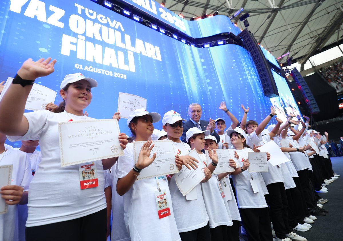 Bu akşam gözleri ümitle, sevgiyle, imanla ışıldayan genç kardeşlerimle beraber olmanın gururunu yaşadım.

Bizleri İstanbul’da, böylesine güzel bir atmosferde buluşturan Türkiye Gençlik Vakfımızın tüm mensuplarına teşekkür ediyorum.