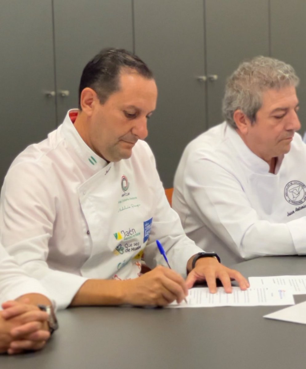Firma del convenio de colaboración para la fiesta del boquerón Victoriano.
<a href="/SaboraMalaga/">Sabor a Málaga</a> ayuntamiento rincón de la Victoria <a href="/diputacionMLG/">Diputación de Málaga</a> <a href="/JesusBracero/">Jesús Bracero</a>