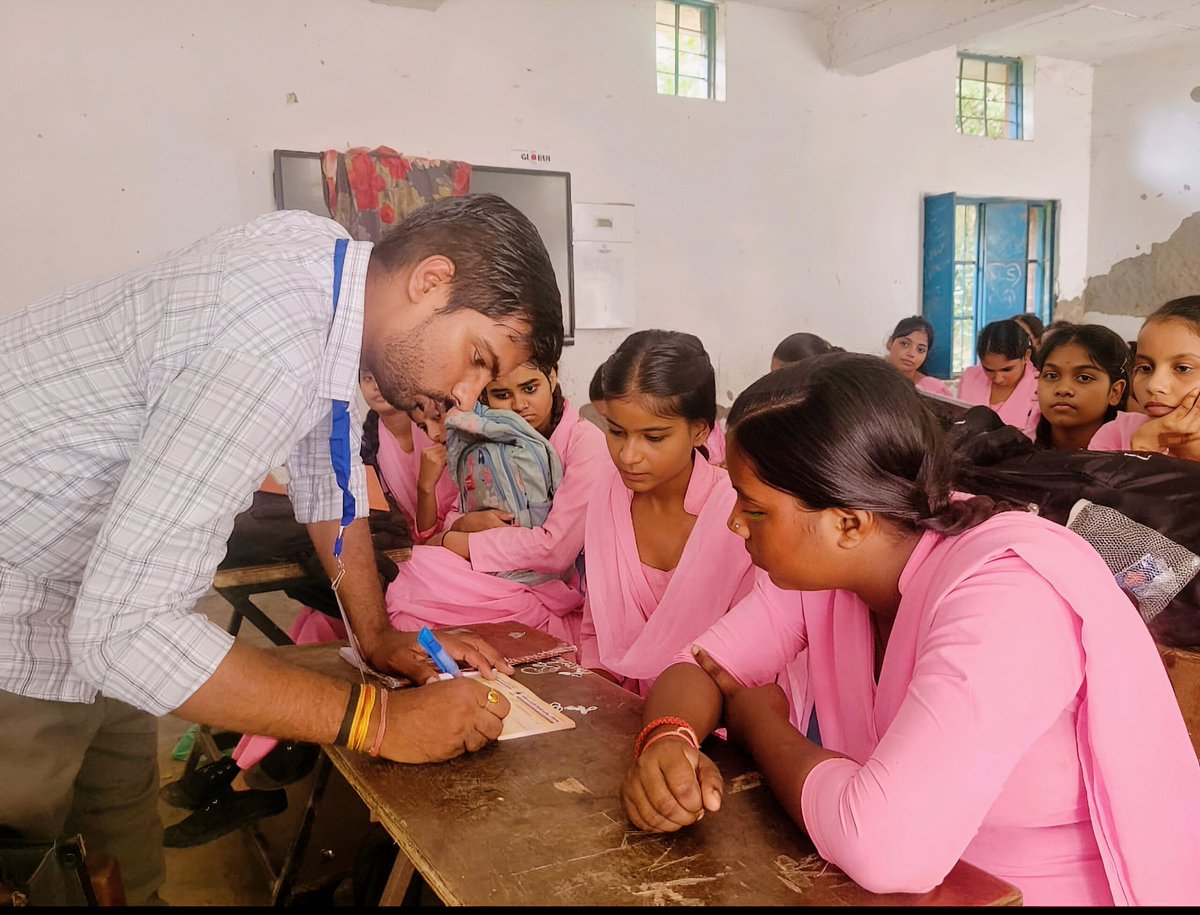 HaryanaAbvp's tweet photo. 📍 जिला फरीदाबाद | सदस्यता अभियान

अखिल भारतीय विद्यार्थी परिषद जिला फरीदाबाद इकाई ने 'विद्यालय सदस्यता' अभियान के तहत विभिन्न विद्यालयों में सदस्यता अभियान चलाकर विद्यार्थियों की सदस्यता की।

#JoinABVPHr #HaryanaAbvp #MembershipDrive2025 https://t.co/pZ2hBCcLzK