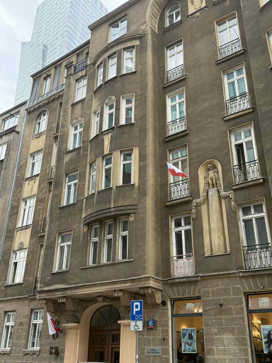 Maciej Lisowski (@maciej_lisowski) on Twitter photo Cześć i Chwała Bohaterom! Niech żyje Polska 🇵🇱💪
Warszawa, zabytkowa kamienica przy ul Siennej 45, która przetrwała niemal nienaruszona II W.Ś. Podczas Powstania Warszawskiego stacjonowało w niej dowództwo Batalionu Chrobry  II, w którym służył rotm. Witold Pilecki. Cześć i Chwała Bohaterom! Niech żyje Polska 🇵🇱💪
Warszawa, zabytkowa kamienica przy ul Siennej 45, która przetrwała niemal nienaruszona II W.Ś. Podczas Powstania Warszawskiego stacjonowało w niej dowództwo Batalionu Chrobry  II, w którym służył rotm. Witold Pilecki.