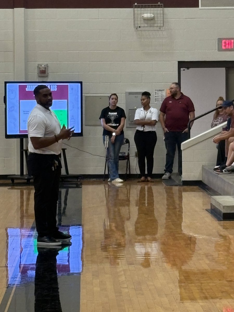 We had a great turnout at Coyote Camp as we welcomed the incoming 7th graders to campus! Mr Linnear and our Admin team held a parent meeting after. Thank you to all who attended!