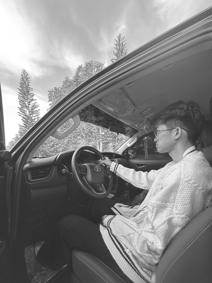 JustineVun's tweet photo. get in the car it’s august @taylornation13 @taylorswift13 https://t.co/dFByaZlWXn