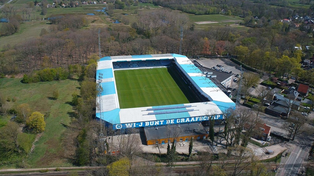Random Fußballstadion des Tages

Stadion De Vijverberg
12.600 Plätze
BV De Graafschap Doetinchem
Eerste Divisie (2. Liga🇳🇱)

Funfacts:
- Spitzname "De Superboeren" (die Superbauern)
- Klaas Jan Huntelaar spielte hier