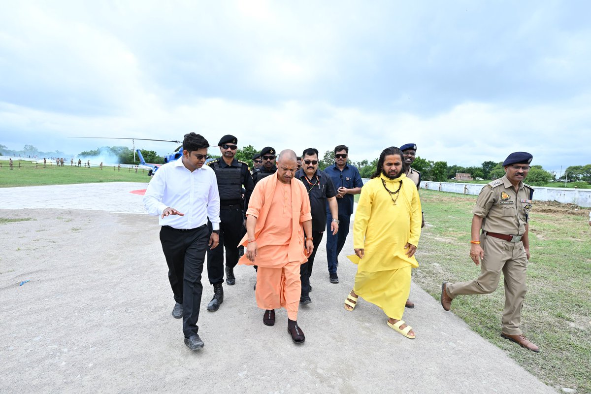 DM Chitrakoot (@chitrakootdm) on Twitter photo मा० मुख्यमंत्री श्री <a href="/myogiadityanath/">Yogi Adityanath</a> जी का #चित्रकूट, राजापुर में गोस्वामी तुलसीदास जयंती के पावन अवसर पर आगमन, जनपदवासियों के लिए गर्व का विषय। #TulsidasJayanti #Chitrakoot #UPCM
<a href="/CMOfficeUP/">CM Office, GoUP</a> #chitrakootdham मा० मुख्यमंत्री श्री <a href="/myogiadityanath/">Yogi Adityanath</a> जी का #चित्रकूट, राजापुर में गोस्वामी तुलसीदास जयंती के पावन अवसर पर आगमन, जनपदवासियों के लिए गर्व का विषय। #TulsidasJayanti #Chitrakoot #UPCM
<a href="/CMOfficeUP/">CM Office, GoUP</a> #chitrakootdham