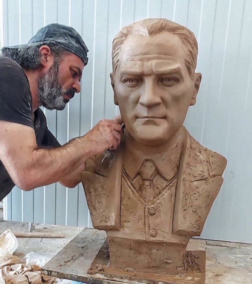 TurkcuPaylasim's tweet photo. Sanatçı Cengiz Göğebakan’ın “Mustafa Kemal Atatürk” heykeli. https://t.co/QOWy0FKqYJ