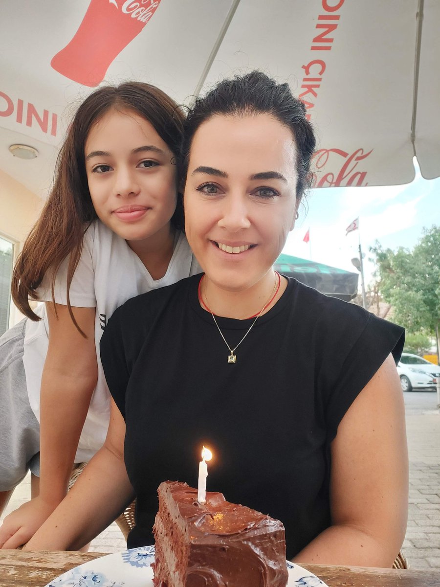 Selin’imle güldüğüm her an dünya renklenirdi ve daha güzel bir yer oluyordu. O güldü mü ben yeniden doğuyordum.
Şimdi onun gülüşü olmadan her şey çok karanlık!
#selinkarakaya 🤍🤍🤍
#isiasolasıkast
#isiasortakdavamız