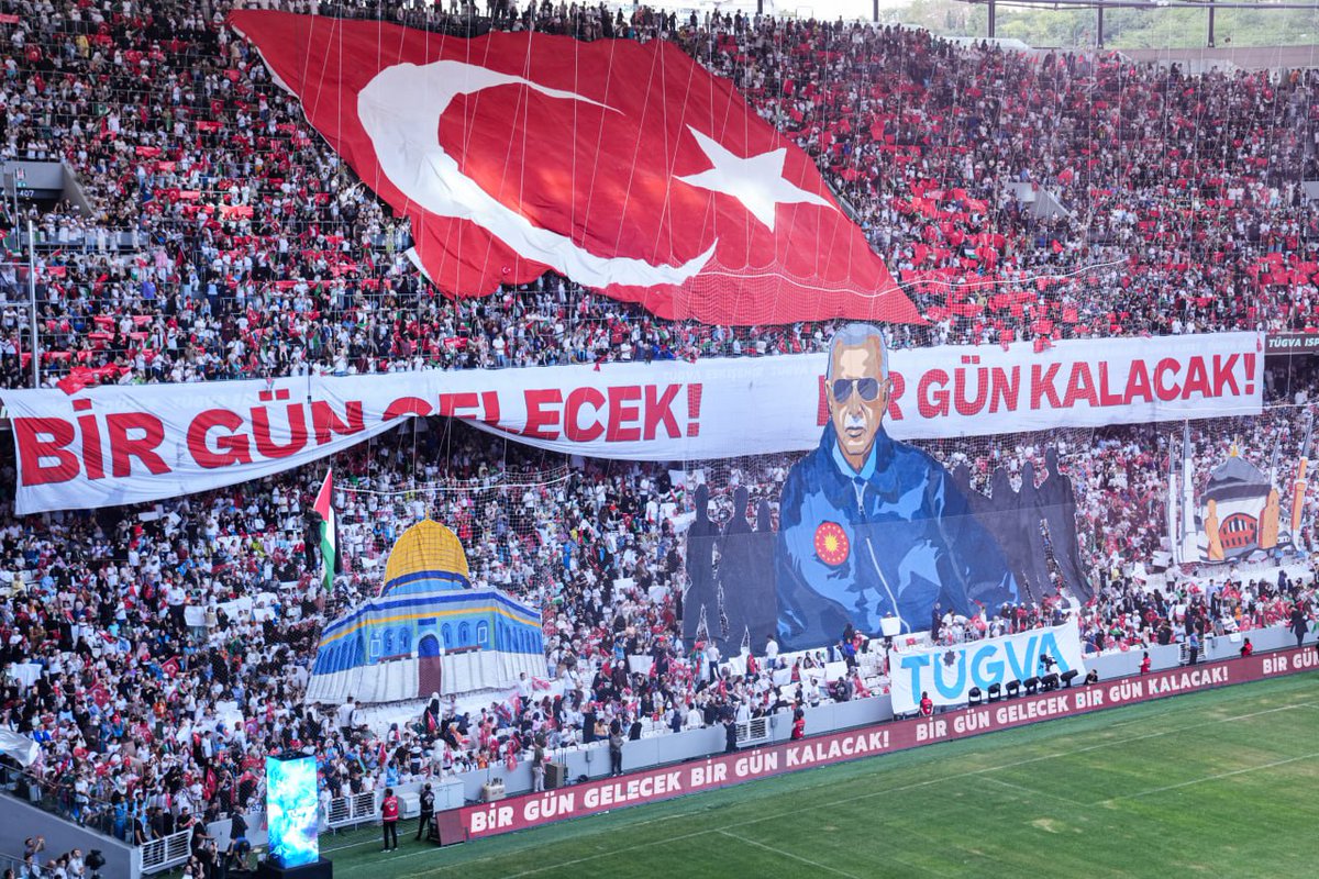 Bir yanda Ayasofya, diğer yanda Kubbetüs Sahra.

TÜGVA etkinliğinde Cumhurbaşkanı Erdoğan'a özel koreografi:

📌"Bir gün gelecek, bir gün kalacak"