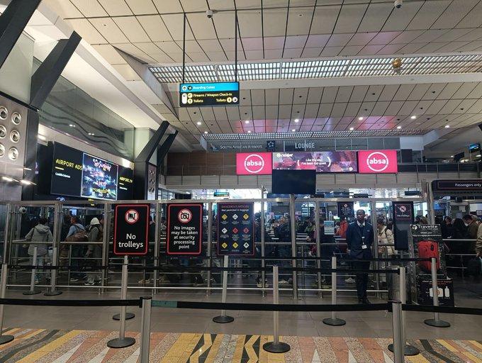Ngambongo28Cons's tweet photo. Une panne majeure affecte le plus grand aéroport d'Afrique du Sud

✈️ De nombreux vols au départ de l'aéroport OR Tambo, près de Johannesburg, sont retardés, et les avions à l'arrivée sont redirigés vers d'autres infrastructures. https://t.co/GC0wChJ4PM