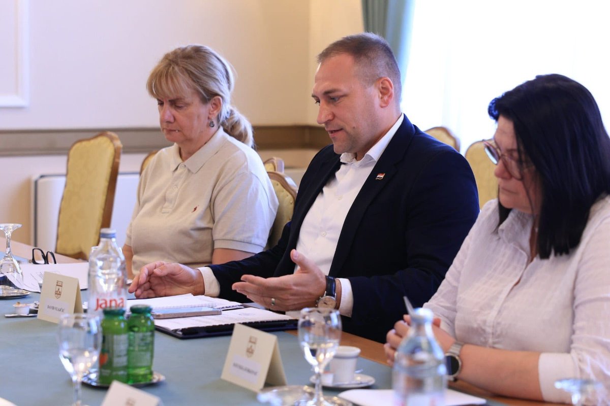 David Vlajčić (@david_vlajcic) on Twitter photo ✅ U Osijeku sa županicom Tramišak i lokalnim dužnosnicima razgovarao sam o mjerama protiv afričke svinjske kuge. <a href="/VladaRH/">Vlada Republike Hrvatske</a> i #Ministarstvo poljoprivrede čvrsto stoje uz svinjogojce. Zajedno, odgovorno – za hrvatsko selo! 🇭🇷 #ASK #stočarstvo #poljoprivreda ✅ U Osijeku sa županicom Tramišak i lokalnim dužnosnicima razgovarao sam o mjerama protiv afričke svinjske kuge. <a href="/VladaRH/">Vlada Republike Hrvatske</a> i #Ministarstvo poljoprivrede čvrsto stoje uz svinjogojce. Zajedno, odgovorno – za hrvatsko selo! 🇭🇷 #ASK #stočarstvo #poljoprivreda