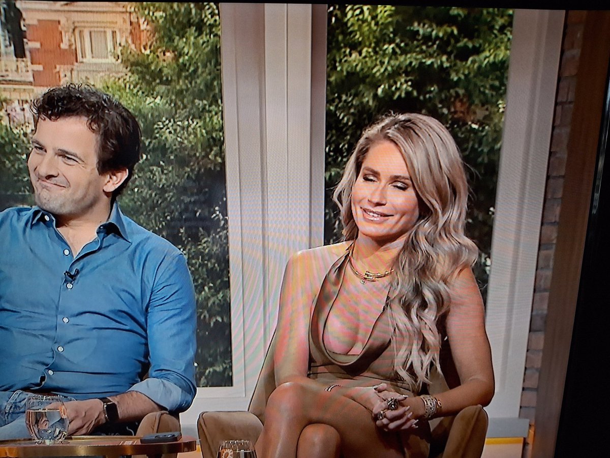 manoeska61's tweet photo. Die #Plessen dacht, goh het is 17 graden, laat ik even wat luchtigs aantrekken🤦♀️🤣
Niemand volgt inmiddels de onderwerpen meer, maar iedereen wacht nu tot ze eruit vallen🙄
@RTLBoulevard #RTL
#oranjezomer @vandaaginside https://t.co/scBc9FvcGa