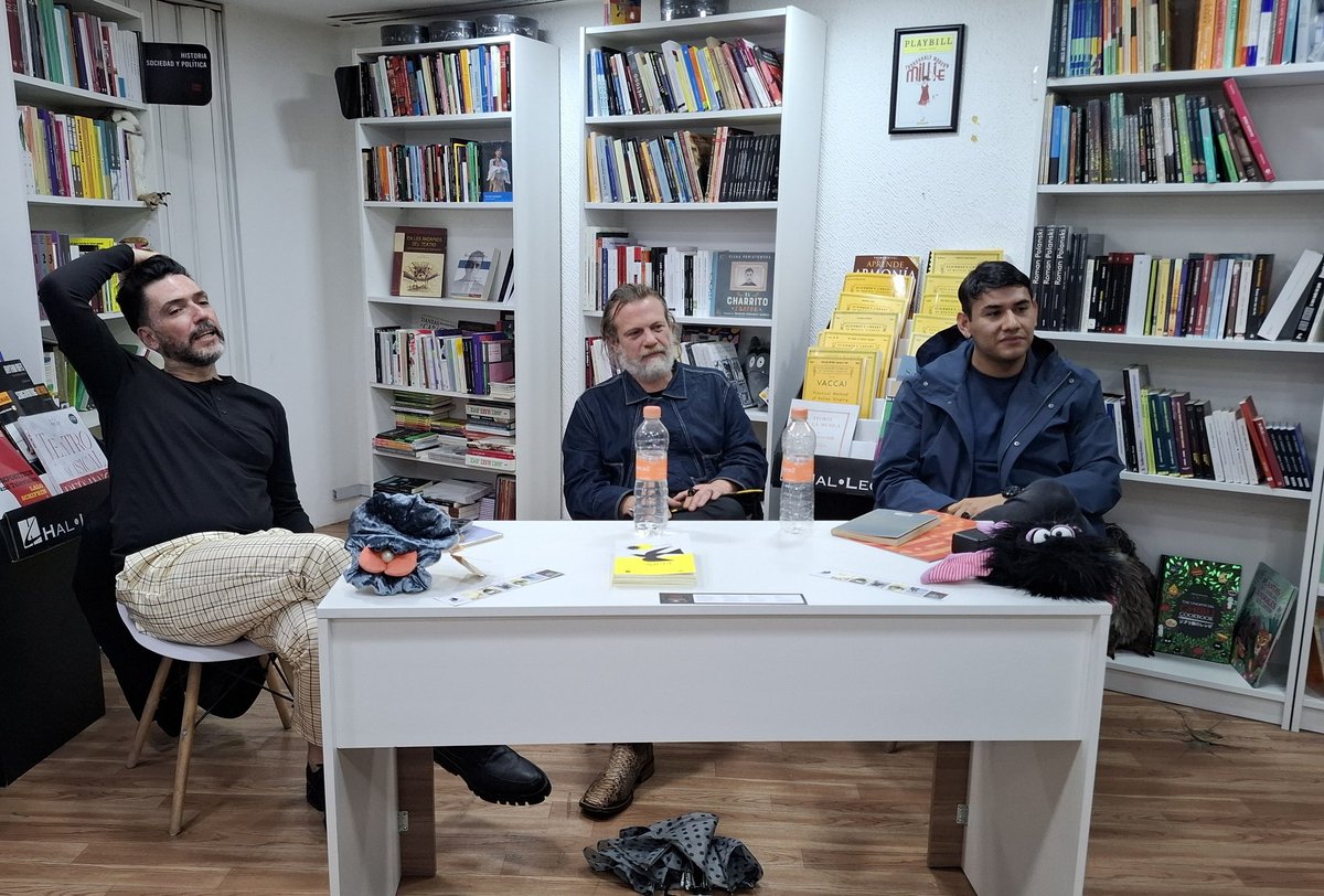 Anoche se celebró a Papá Novo en su 121 aniversario en #TiendaTeatralMéxico. <a href="/LuisFelipeFabre/">Luis Felipe Fabre</a>, Mario Murgia y Jonathan Rico fueron brillantes y bellos. 
Aquí la charla completa para todxs aquellxs a lxs que la lluvia les impidió acompañarnos.
instagram.com/reel/DMy7RwfM4…