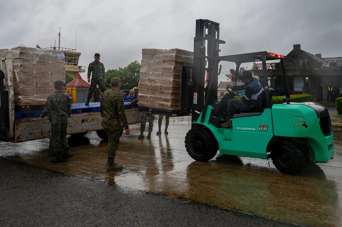 USSOCOM's tweet image. From Japan to the Philippines 🇯🇵✈️🇵🇭 Airmen from the 353rd SOW rapidly deployed with CV-22s to support disaster relief alongside the Armed Forces of the Philippines.

This is agile SOF airpower in action.
📖 Read more: 353sow.af.mil/News/Stories/A…
#353SOW #USSOCOM #SOFsupport…
