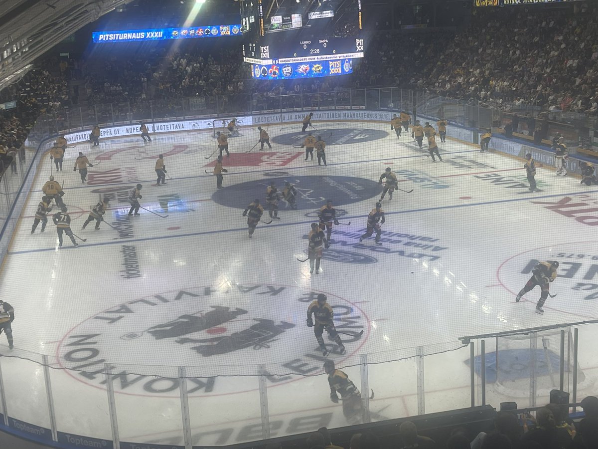 Pari minuuttia ja #Pitsiturnaus finaali #Lukko - #SaiPa käyntiin.