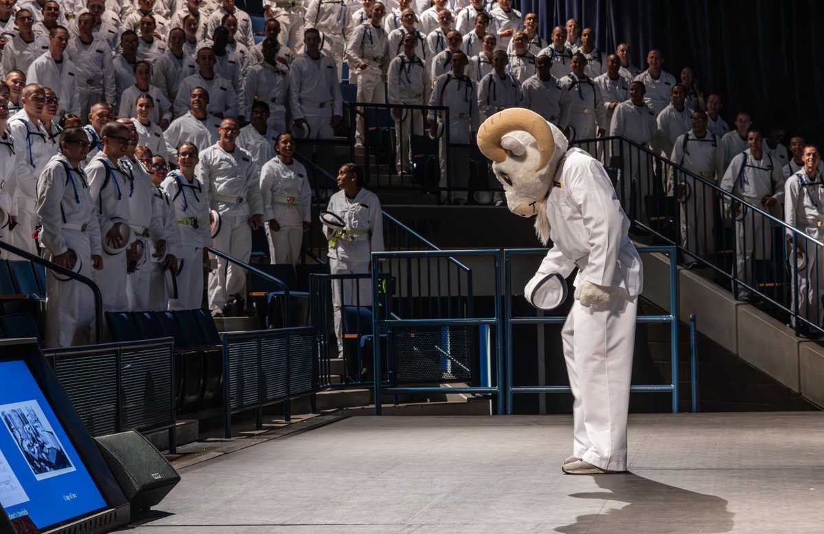 NavalAcademy's tweet photo. ⚓USN Heritage Brief: The Class of '29 learned about the history and traditions of the U.S. Navy this week. They were introduced to naval leadership, including CDR BJ Farrell '04, former CO of the @USSConstitution, and learned about valor and sacrifice. https://t.co/K0obSHB6AO