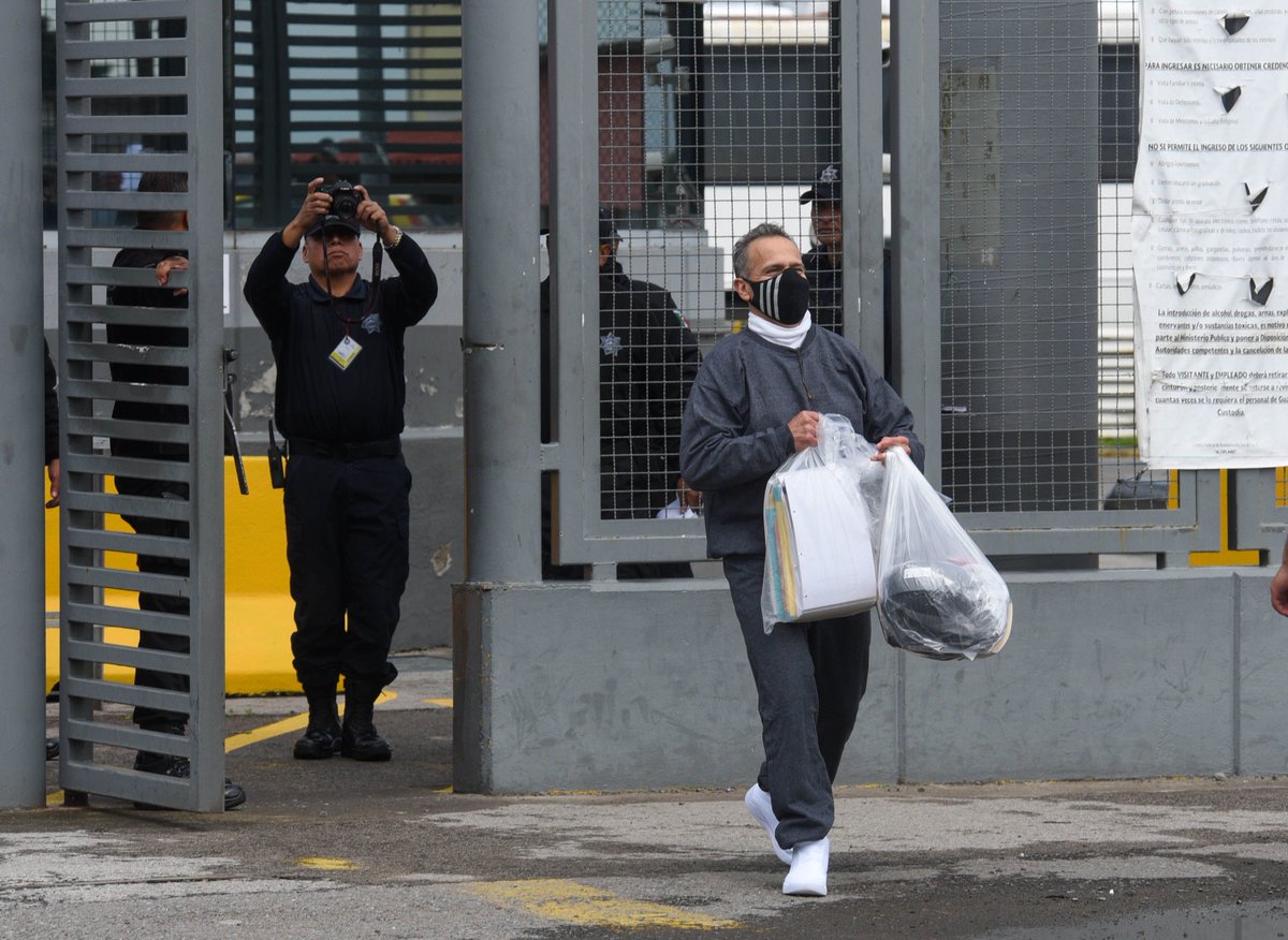 🚨#AHORA | Israel Vallarta salió este viernes del penal de El Altiplano, Edomex, tras casi 20 años preso sin sentencia.

Un juez federal lo absolvió de los cargos por secuestro, caso en el que también fue señalada la francesa Florence Cassez. 

📷Cuartoscuro.