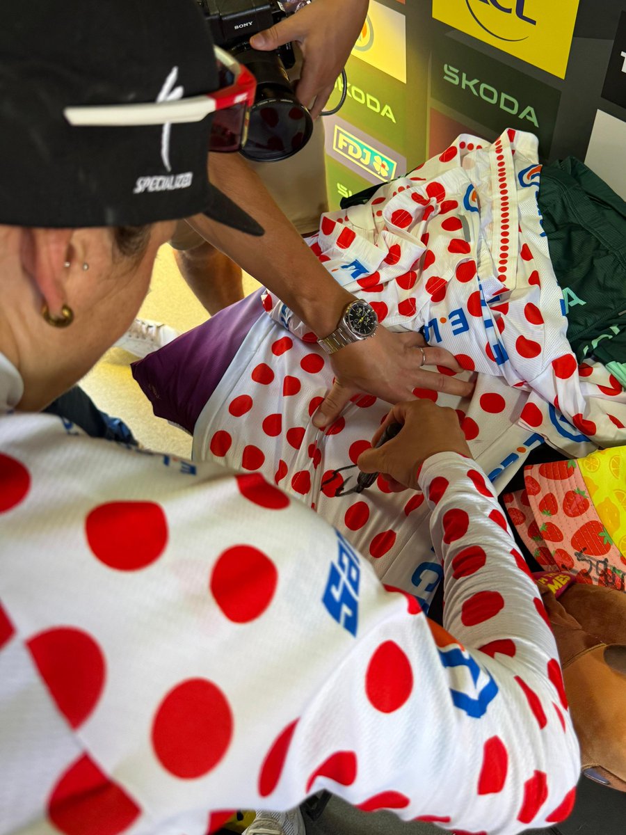 Maillot à Pois E.Leclerc (@maillotapois) on Twitter photo ⚪️🔴 RT & follow pour tenter de gagner un maillot à pois dédicacé par Élise Chabbey avec <a href="/SANTINI_SMS/">Santini Cycling</a>
⚪️🔴 RT & follow for the chance to win an <a href="/e_chabbey/">Élise Chabbey</a> signed polka dot jersey with <a href="/SANTINI_SMS/">Santini Cycling</a>
#TDF2024 #WatchTheFemmes
<a href="/GoZwift/">Zwift</a> ⚪️🔴 RT & follow pour tenter de gagner un maillot à pois dédicacé par Élise Chabbey avec <a href="/SANTINI_SMS/">Santini Cycling</a>
⚪️🔴 RT & follow for the chance to win an <a href="/e_chabbey/">Élise Chabbey</a> signed polka dot jersey with <a href="/SANTINI_SMS/">Santini Cycling</a>
#TDF2024 #WatchTheFemmes
<a href="/GoZwift/">Zwift</a>