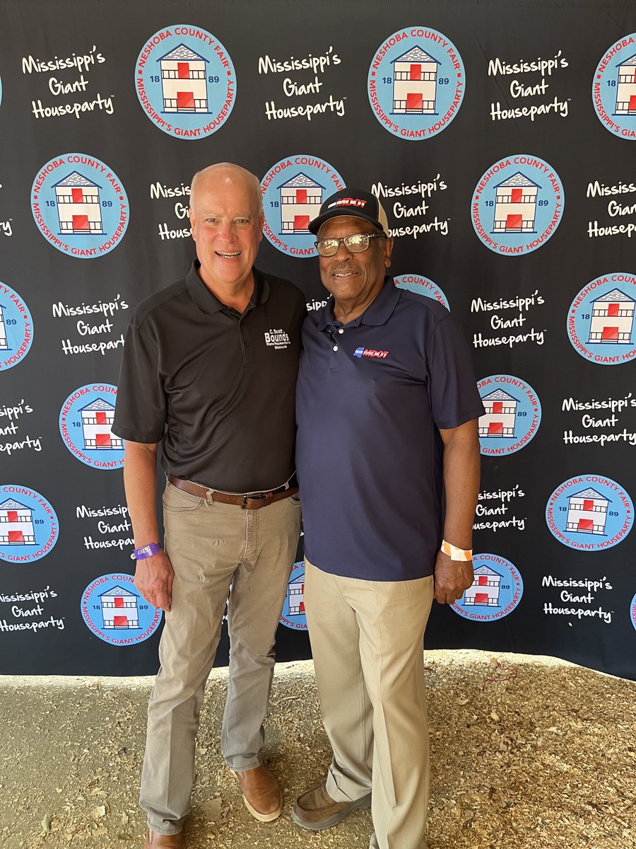 cs_bounds's tweet image. Good to visit this week with ⁦@CommSimmons⁩ at Mississippi’s Giant HouseParty ⁦@neshoba_ms⁩. He’s been a staunch advocate for transportation infrastructure across the Central District  💪