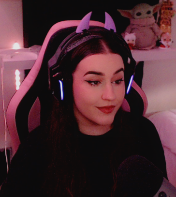💜EN DIRECTO
Estamos ON, iniciamos Agosto con charlita y luego roleito temprano, os cuento cosillas que tengo pendientes. 
🥀Clara Rojo - Ep.292: Compañerismo.
🔗twitch.tv/saralyche